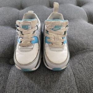 Nike Kids Sneakers in White and Light Blue